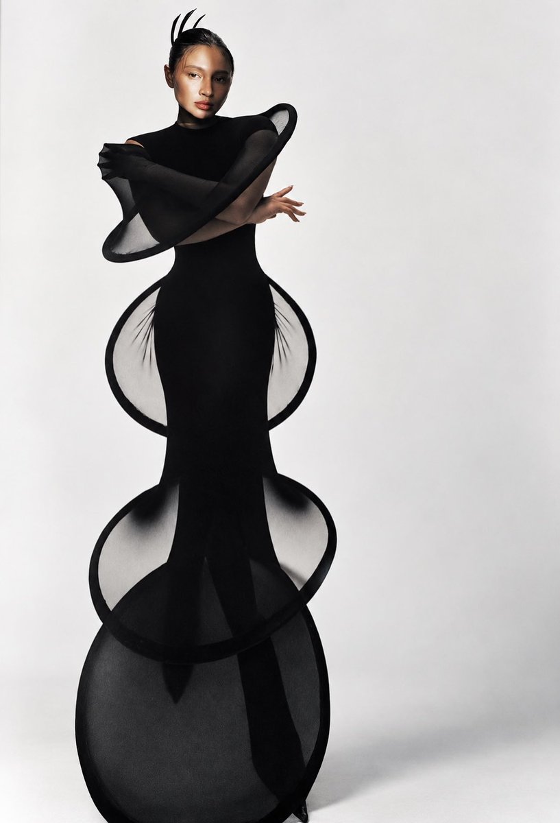 rajolaurel's tweet photo. Sculptural. Surreal. Special. Seeing sublime @nadine in our work feels magical. She wears a piece from my 25th Anniversary Collection, created in 2018 as I explored circles and the idea of coming full circle. 18 years into our journey, it feels entirely new again. ❤️ https://t.co/uH6h8br6CU