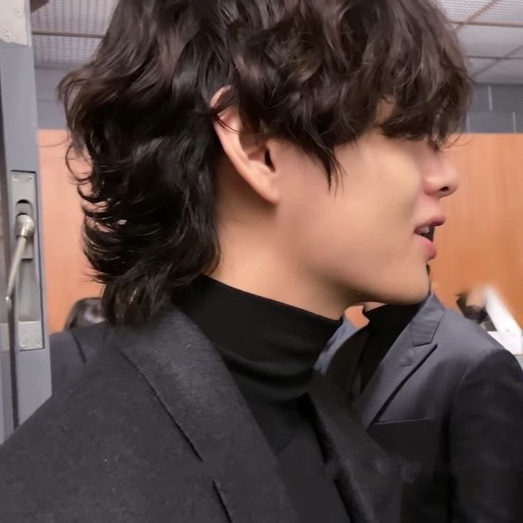 jmz6ne's tweet photo. i don’t think anyone understands, but black fluffy perm taehyung is my religion https://t.co/hjvdyDIWF9