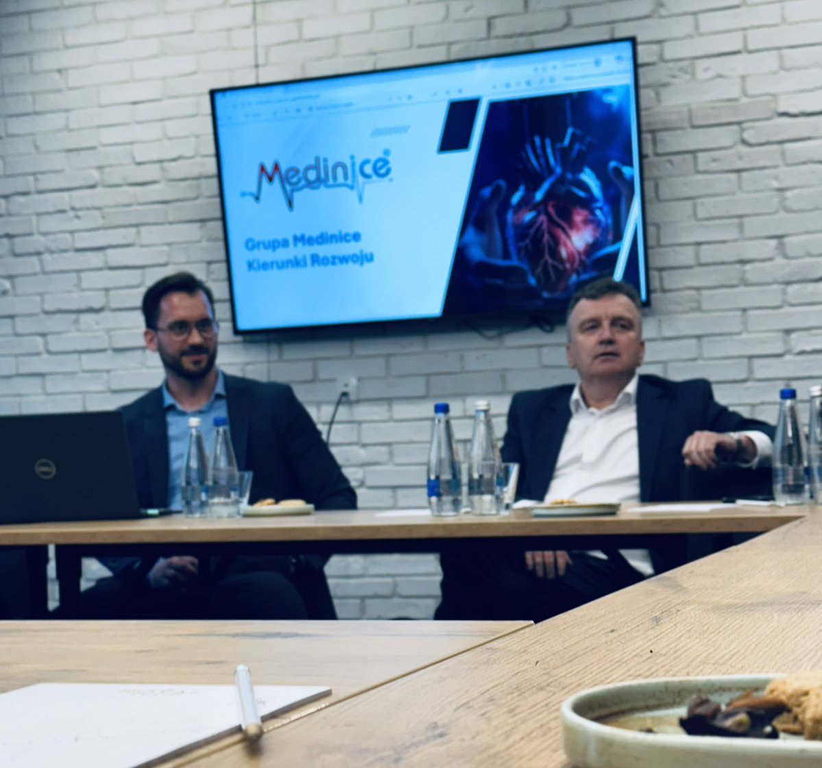 GoslinskiPiotr's tweet photo. Konferencja: „Kapitał na Zdrowie”

#Medicalgorithmics #Mabion #Diagnostyka #Medinice 

Dziś trochę spotkań stacjonarnych na tapecie… najbardziej podobało mi się MDG z tej grupy…

• Medicalgorithmics: prezes Kris Siemionow z optymizmem mówił o planach zwiększenia skali i wyników z rynku amerykańskiego, było też o technologii VCAST, że jesteśmy blisko nowych zagranicznych umów, o certyfikacie FDA dla VCAST itp. bieżące tematy - reasumując - końcówka roku powinna być tam ciekawa 

• Mabion: prezes Gregor Kawaletz opowiadał o planach na najbliższe miesiące (FDA, zagraniczne przejęcie)… no zobaczymy - brzmi ambitnie vs osiągnięcia poprzednich zarządów…

• Diagnostyka: największa frekwencja, było to spotkanie z nowym CFO Jakubem Tatakiem, taka sesja Q&A po niedawnych wynikach, dla mnie neutralnie 

• Medinice: sesja Q&A w dużej mierze opierała się o wyjaśnienia po niedawnym wywiadzie z prezesem, po którym kurs spółki mocno spadł, byłem z ciekawości