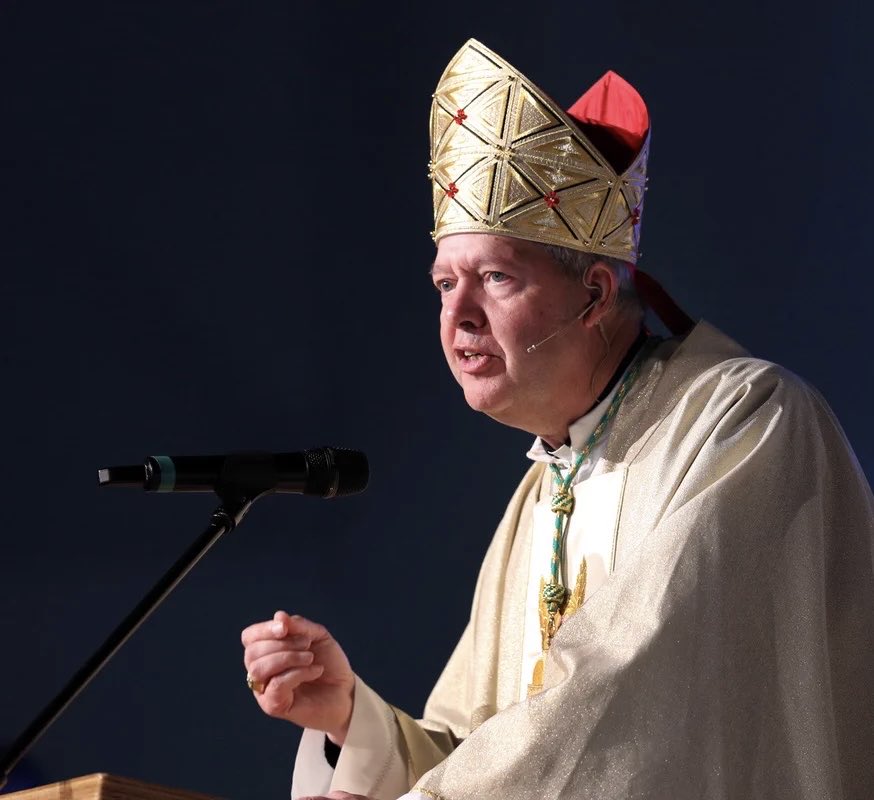 UnaVoceSevilla's tweet photo. Otra verdad incómoda del obispo Mutsaerts: 

“Una misa católica no es, ante todo, una reunión en la que la comunidad celebra su unión. Es el sacrificio de Cristo hecho presente sacramentalmente. No es un banquete en forma de sacrificio, sino un sacrificio en forma de banquete. 

Eso lo cambia todo. Cuando se cree realmente en ello, surgen por sí solos el respeto, el arrodillarse, el silencio, la belleza, el esmero, la música sacra y un sacerdote que no piensa que la liturgia mejora cuando cuenta espontáneamente una anécdota graciosa”

(Doce cuestiones, verdades incómodas y un camino católico hacia el futuro)