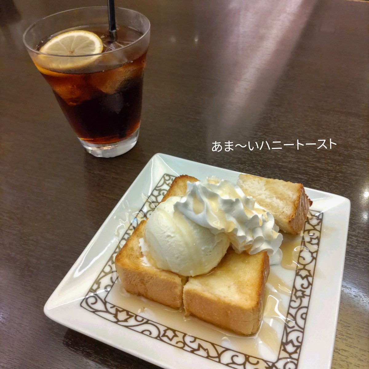 cafedeitaly's tweet photo. 吾輩は元町珈琲が好きである。理由はまだない。ただ、その佇まいが気に食うのである。
​仄聞き及ぶところによれば、かの地の発祥は美濃の岐阜であるらしい。
​店内は頗る広大にして、心持ちのよい空間が広がっている。誰に憚ることもなく、呑気に憩いのひとときを貪るには、実に誂え向きの場所である。 https://t.co/B2VOubrRwq