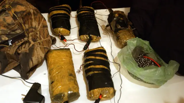 Puflito___'s tweet photo. Octubre de 2001, México:

- Dos hombres misteriosos entran al Palacio Legislativo en medio de una protesta de campesinos azucareros

- Uno de los campesinos, (encargado de la seguridad), se dirige hacia estos hombres para consultarles su identidad

- Los hombres dicen que son fotógrafos y que se encuentran allí para documentar la situación

- Los campesinos no les creen, y luego de un pequeño forcejeo, proceden a detenerlos

- Descubren que en realidad son Salvador Gersson Smeck y Saar Noam Ben Zvi, dos militares israelíes

- Estos hombres israelíes llevaban consigo 2 pistolas, 9 granadas, explosivos C4 y 3 detonadores

- Además llevaban pasaportes pakistaníes falsos para que los mexicanos culpen a Pakistan por el atentado

- Luego estos hechos, se realizó una breve investigación, y ambos fueron puestos en libertad

---------------------------------------------------

Si sumamos el Atentado al Hotel Rey David, La operación Susana y el ataque al USS Liberty, son 4 las veces que Israel fue atrapado realizando atentados o ataques de falsa bandera a naciones extranjeras intentando culpar a algún país de Medio Oriente

Tengan en cuenta esto, ante cualquier próximo """atentado iraní""" que ocurra en EEUU