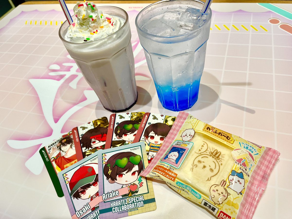 puumya's tweet photo. 新宿は部屋の内装が凝ってるし何よりソファが池袋より柔らかいのが良かったな... ただ店舗共通して防音性が低くて3部屋隣の歌声が聴こえてくるのは... ドリンク全種制覇できたし店舗移動のお詫びでルームキー2枚貰えたりで楽しいコラボだった https://t.co/f26vkzqjvq