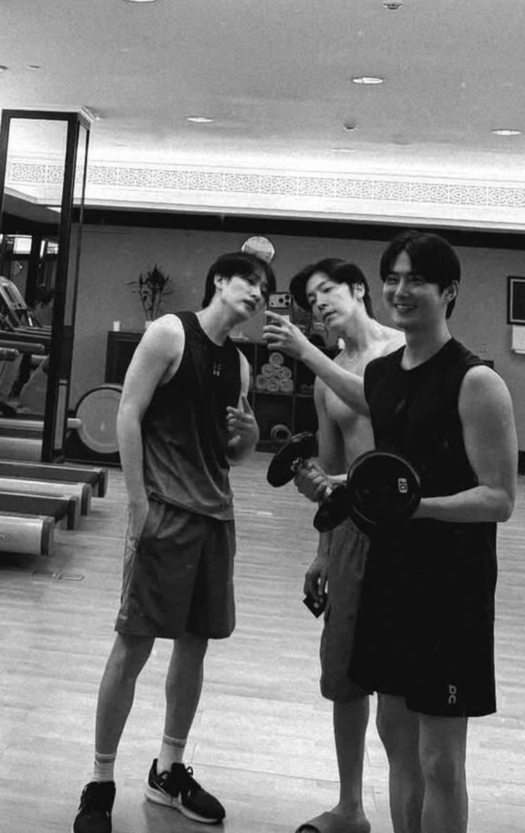 ELFShani's tweet photo. Quiere decir que en ese momento HyukJae se estaba babeando por Donghae? Tengo pruebas y 0 dudas. 🤭😌♥️ https://t.co/4DoANVzNUQ