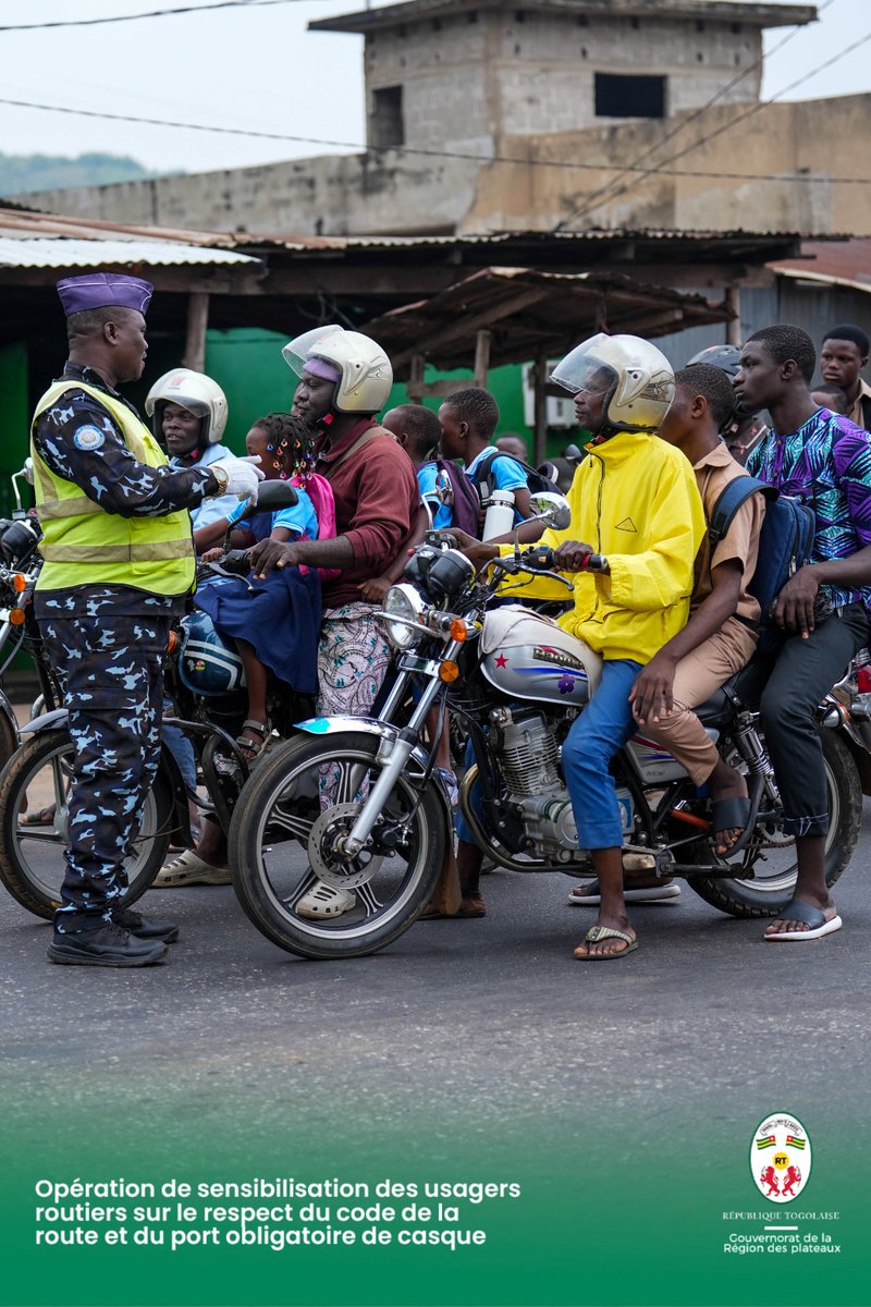 GouvPlateaux's tweet photo. A Atakpamé, la Direction de la sécurité routière (DSR) a mené, au carrefour Agbonou, une opération de sensibilisation des usagers au respect du Code de la route et au port obligatoire du casque par les conducteurs et passagers de motocyclettes. https://t.co/u2P8908tRe