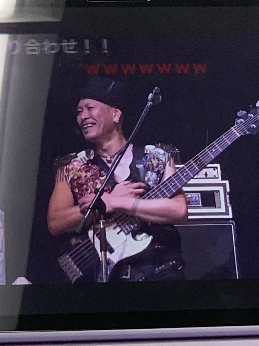 seventool03's tweet photo. 聖飢魔IIサポートベーシストの大桃さんの衣装ですが、グッズのスカジャンをリメイクしました！刺繍が素晴らしくカッコいいスカジャンにハサミを入れるの勿体ないなぁ！なんて思いながら(笑)
本来はリバーシブル仕様ですが、ライブでは暑いので裏地をメッシュに変えました！
(●´人｀●)

#聖飢魔II https://t.co/23g98k8kn8