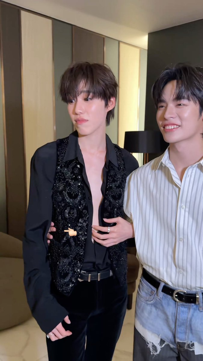 cerisense's tweet photo. 🐻‍❄️: *holding pp’s waist*
🐶: why are you doing that 🥺 i have a heart too

the way tee can compliment pp but por can’t do anything i’m crying  https://t.co/TQgmmj8mU5