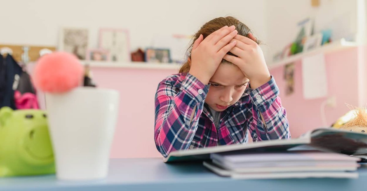 FamilienPortal's tweet photo. Fast die Haelfte der Schulkinder hat Schlafprobleme: 46 Prozent schlafen schlecht, 69 Prozent fuehlen sich regelmaessig erschoepft. Maedchen sind staerker betroffen als Jungen. Die wichtigsten Ergebnisse des DAK-Praeventionsradars 2026.

https://t.co/8Arq7anToZ https://t.co/e0heV8Ibas