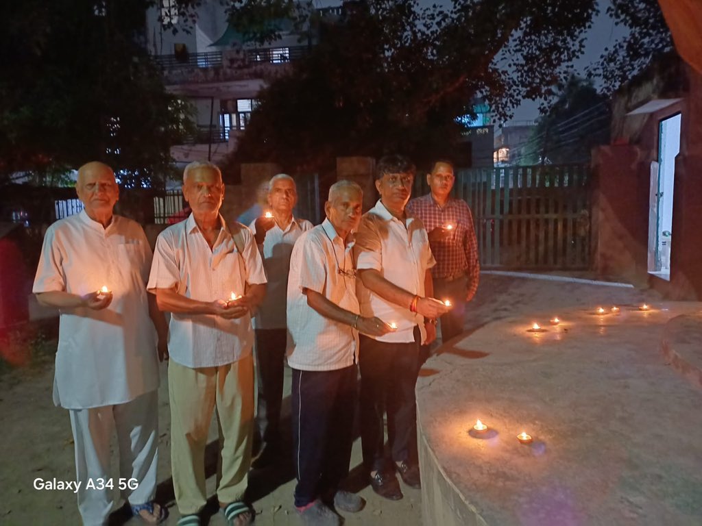 vinodkguptabjp's tweet photo. यशस्वी प्रधानमंत्री श्री @narendramodi जी के जन्मदिन के अवसर पर अपने साथियों परिवारजनों, मातृशक्ति एवं बच्चों के साथ आशीर्वाद का दीप प्रज्वलित कर प्रधानमंत्री श्री नरेंद्र मोदी जी के उत्तम स्वास्थ्य, दीर्घायु एवं सुखमय जीवन की मंगलकामना की 🇮🇳🙏

#AshirwadKaDiya https://t.co/pAp0pukYB5
