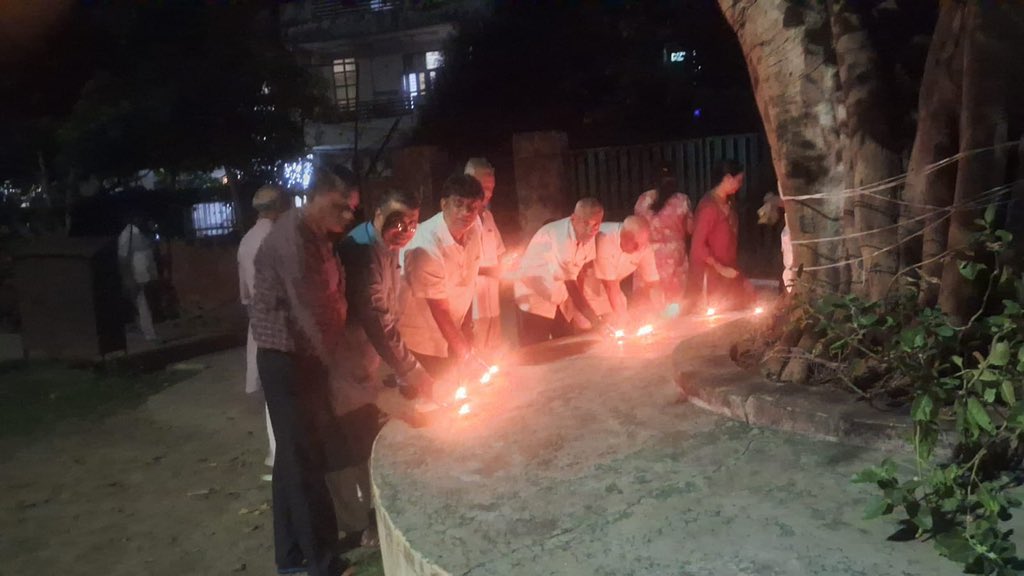 vinodkguptabjp's tweet photo. यशस्वी प्रधानमंत्री श्री @narendramodi जी के जन्मदिन के अवसर पर अपने साथियों परिवारजनों, मातृशक्ति एवं बच्चों के साथ आशीर्वाद का दीप प्रज्वलित कर प्रधानमंत्री श्री नरेंद्र मोदी जी के उत्तम स्वास्थ्य, दीर्घायु एवं सुखमय जीवन की मंगलकामना की 🇮🇳🙏

#AshirwadKaDiya https://t.co/pAp0pukYB5