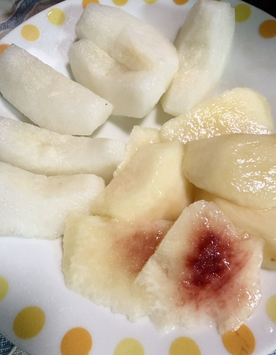 DanngoDaisuki's tweet photo. 今日切った桃と梨は両方めちゃめちゃ美味かった！😋
🍑vs🍐この戦いほぼ互角！…と思って妄想してらくがきして危うく清書しようとして我に帰ったのでそのまま出す！ https://t.co/dumd4Icelz