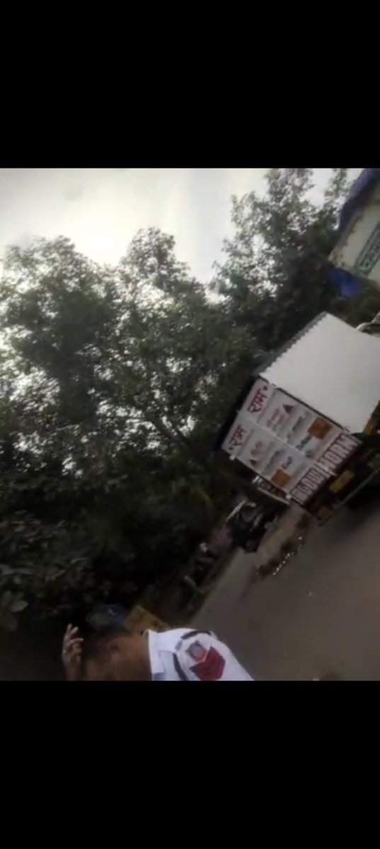 VBN_DIGITAL's tweet photo. उत्तर पूर्वी दिल्ली: नंदनगरी सर्किल पर ट्रैफिक पुलिसकर्मी पर ₹500 की अवैध उगाही का आरोप, पीड़ित चालक ने CCTV जांच की मांग की है।
नई दिल्ली: उत्तर पूर्वी दिल्ली के अति-व्यस्त नंदनगरी सर्किल (गोल चक्कर फ्लाईओवर से ठीक पहले, कार शोरूम के समीप) से पुलि��िया तंत्र को शर्मसार करने वाला मामला सामने आया है। पीक आवर्स के दौरान ड्यूटी पर तैनात ट्रैफिक पुलिसकर्मी पर नो-एंट्री का डर दिखाकर एक वाहन चालक से ₹500 की अवैध वसूली करने का गंभीर आरोप लगा है।
पीड़ित वाहन (क्रमांक: DL 1L AE 1544) के चालक के अनुसार, कार शोरूम के पास लगभग 5:30, से 6:00, बजे के बीच तैनात ट्रैफिक पुलिस के हेड कांस्टेबल (HC) पंकज बलियान ने उनकी गाड़ी को रोका। हेड कांस्टेबल ने नो-एंट्री का हवाला देते ह��ए भारी-भरकम चालान काटने की धमकी दी। हालांकि, कोई कानूनी चालान जारी करने के बजाय कथित तौर पर ₹500 की रिश्वत लेकर गाड़ी को जाने दिया गया।
घटना स्थल: नंदनगरी गोल चक्कर फ्लाईओवर से पहले, कार शोरूम के पास।
आरोपी पुलिसकर्मी: हेड कांस्टेबल (HC) पंकज बलियान।
संबंधित वाहन: DL 1L AE 1544।
नो-एंट्री क�� नाम पर ₹500 की अवैध वसूली (बिना चालान रसीद)
चालक द्वारा बनाई गई  वीडियो और इलाके की CCTV फुटेज से निष्पक्ष जांच की मांग।
चालक ने बताया कि उसने डरते-डरते अपने फोन से इस घटना का वीडियो बनाने का प्रयास किया, लेकिन घबराहट के कारण वीडियो पूरी तरह स्पष्ट नहीं बन सका। पीड़ित का स्पष्ट कहना है कि यदि प्रशासन फ्लाईओवर और आसपास के कार शोरूम पर लगे सीसीटीवी कैमरों (CCTV Footage) की गहनता से जांच कराए, तो सच पूरी तरह से बेनकाब हो जाएगा।
पीक टाइम में जब जनता जाम और ट्रैफिक से जूझ रही होती है, तब पुलिसकर्मियों द्वारा उगाही का यह खेल सुरक्षा और प्रशासनिक व्यवस्था पर बड़े सवाल खड़े करता है। पीड़ित ने दिल्ली पुलिस के वरिष्ठ अधिकारियों से इस मामले का तुरंत संज्ञान लेने और दोषी कर्मचारी पर सख्त अनुशासनात्मक कार्रवाई करने की अपील की है। @dtptraffic @DelhiTrafficPol @SplCPTrafficDel @DelhiPolice @CPDelhi @LtGovDelhi @govt_delhi