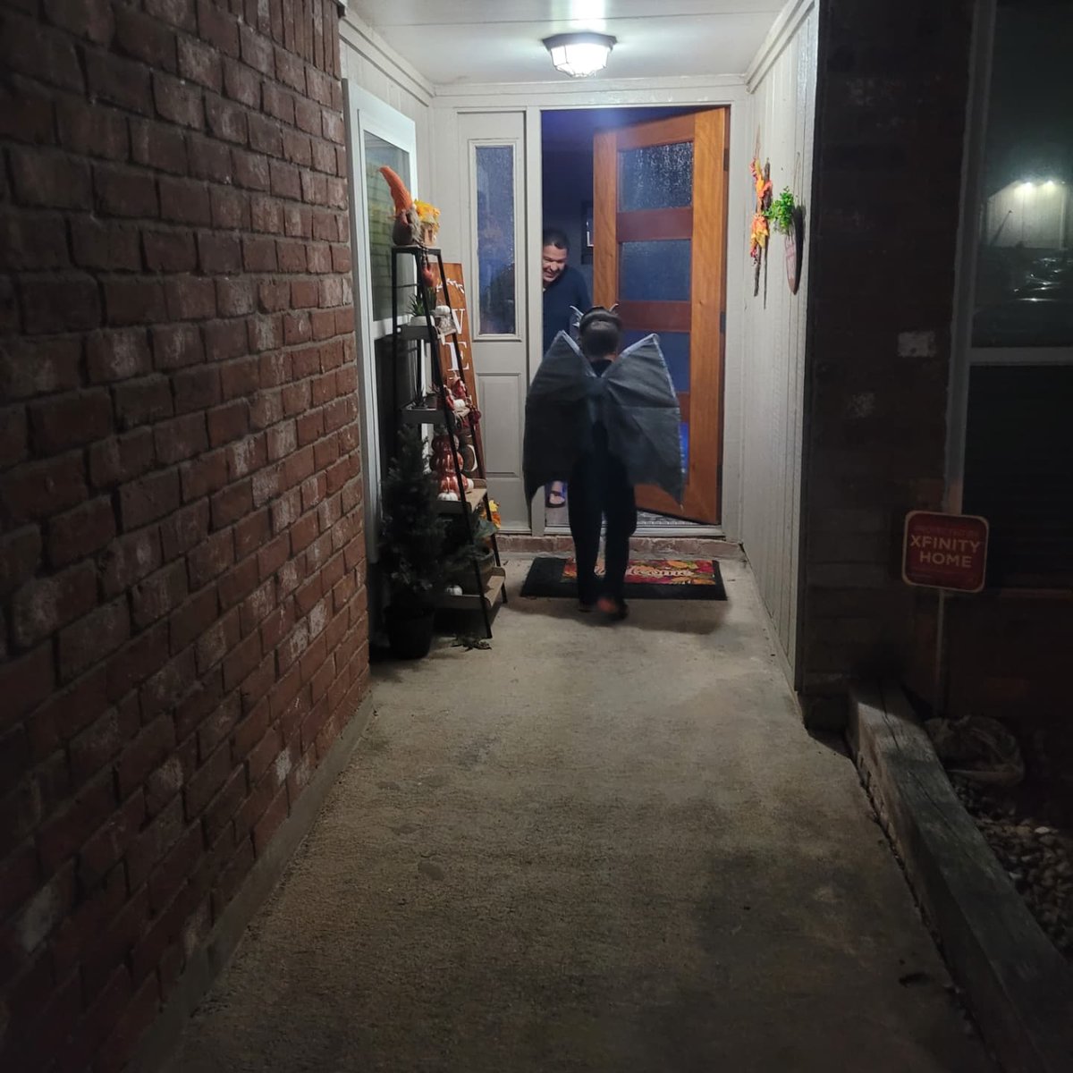 GriselNaptcv's tweet photo. This evening, I only took my dragon trick-or-treating because my bat got sick, and my Charizard was working. Still, we had some great one-on-one time. Happy Halloween, everyone! https://t.co/v6HqqFqJ84