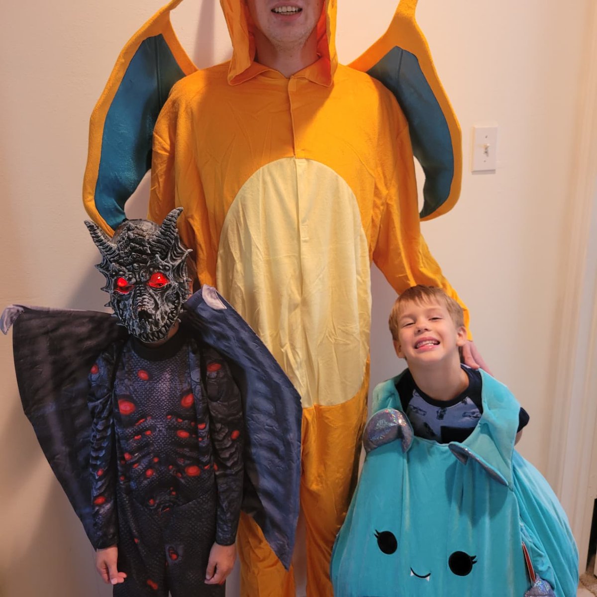 GriselNaptcv's tweet photo. This evening, I only took my dragon trick-or-treating because my bat got sick, and my Charizard was working. Still, we had some great one-on-one time. Happy Halloween, everyone! https://t.co/v6HqqFqJ84