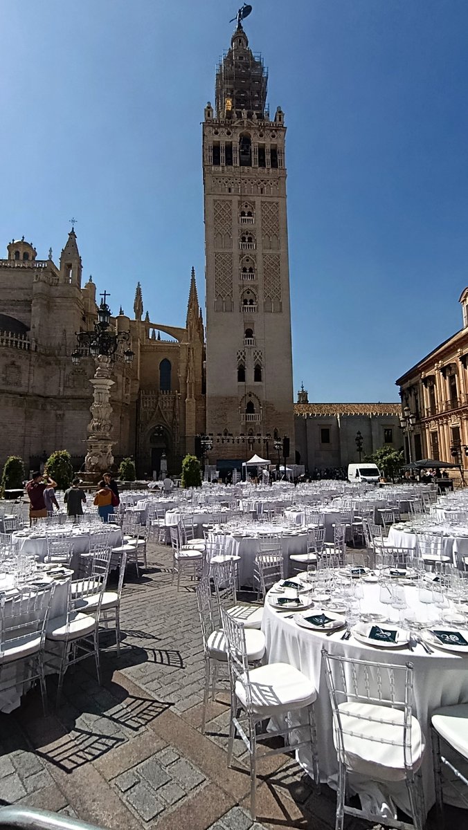 jesuss_rc's tweet photo. SEVILLA VENDIDA

Hace unos meses privatizaron el río Guadalquivir para un show privado de Netflix al que pusieron vallas para que el sevillano no pudiese siquiera contemplarlo.

Ahora han convertido las mismísimas plantas de la Giralda en un salón privado de señoritos... https://t.co/pU58XvdSZm