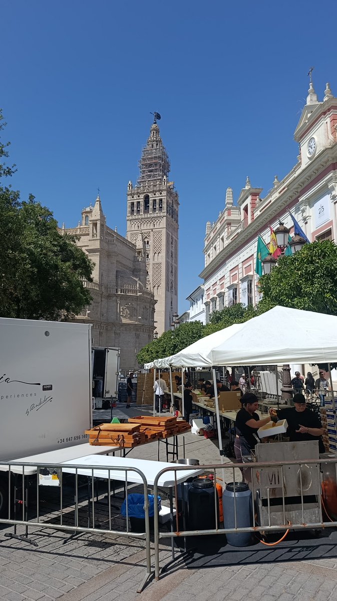 jesuss_rc's tweet photo. SEVILLA VENDIDA

Hace unos meses privatizaron el río Guadalquivir para un show privado de Netflix al que pusieron vallas para que el sevillano no pudiese siquiera contemplarlo.

Ahora han convertido las mismísimas plantas de la Giralda en un salón privado de señoritos... https://t.co/pU58XvdSZm