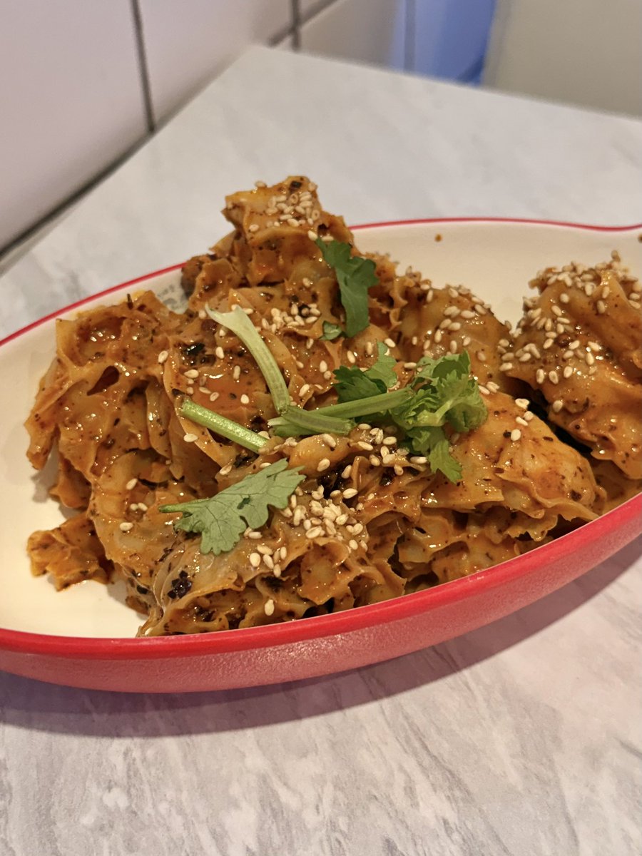 kiiniipiigii's tweet photo. 여기 투도우펀은 일반맛, 매운맛(향라), 마라맛 이렇게 있는데, 마라맛은 웬만한 훠궈집보다 마 가 강해요  저처럼 쩌릿한 마라 좋아하시면 강추

국물 진짜 시원하구 흑식초 한바퀴 설탕 한 티스푼 넣는게 저의 루틴
식초 라유 참깨장에 무친 면우는 두유피 좋아하면 꼭드세요
🥔 감자면가 명동점 https://t.co/I4NgLhKIXK