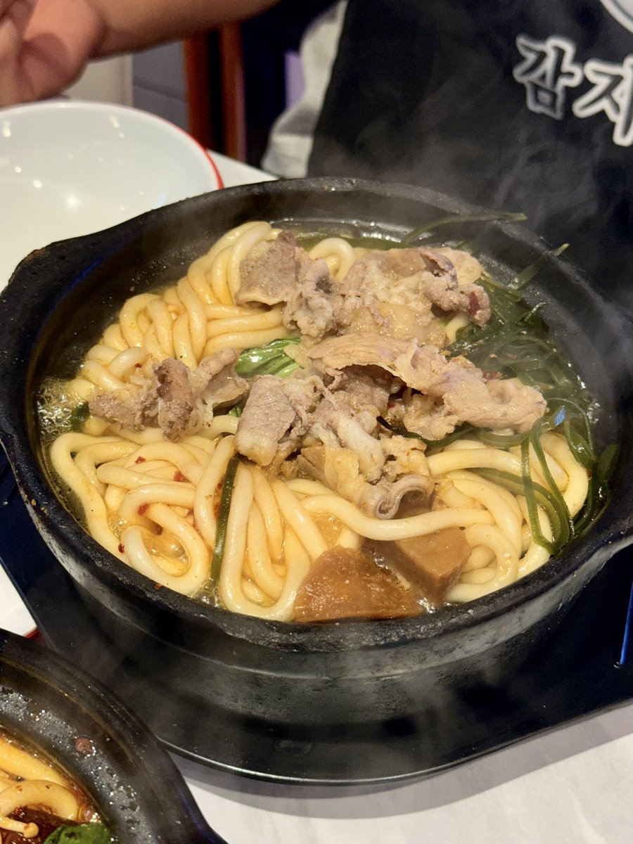 kiiniipiigii's tweet photo. 여기 투도우펀은 일반맛, 매운맛(향라), 마라맛 이렇게 있는데, 마라맛은 웬만한 훠궈집보다 마 가 강해요  저처럼 쩌릿한 마라 좋아하시면 강추

국물 진짜 시원하구 흑식초 한바퀴 설탕 한 티스푼 넣는게 저의 루틴
식초 라유 참깨장에 무친 면우는 두유피 좋아하면 꼭드세요
🥔 감자면가 명동점 https://t.co/I4NgLhKIXK