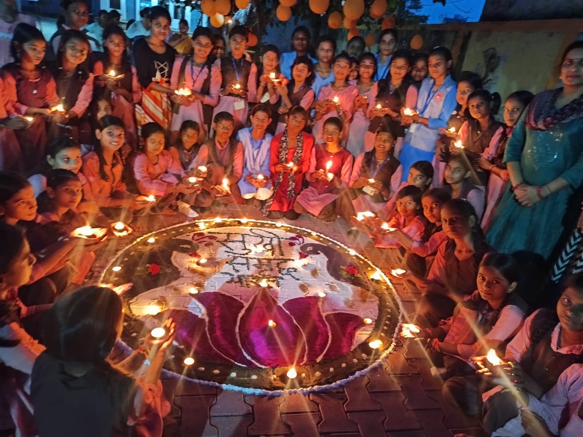 BSA_BIJNOR's tweet photo. जनपद बिजनौर के परिषदीय विद्यालयों में प्रधानमंत्री श्री नरेंद्र मोदी जी के जन्मदिवस के उपलक्ष्य में सेवा संकल्प अभियान के अंतर्गत विद्यार्थियों एवं शिक्षकों द्वारा दीप प्रज्वलित कर शुभकामनाएँ एवं मंगलकामनाएँ व्यक्त की गईं।
सेवा, समर्पण और जनकल्याण की भावना से प्रज्वलित ये दीप आशीर्वाद, सद्भाव और उज्ज्वल भविष्य का संदेश दे रहे हैं। ✨
#आशीर्वाद_का_दीया #सेवा_संकल्प_अभियान #बिजनौर_बेसिक_शिक्षा :::