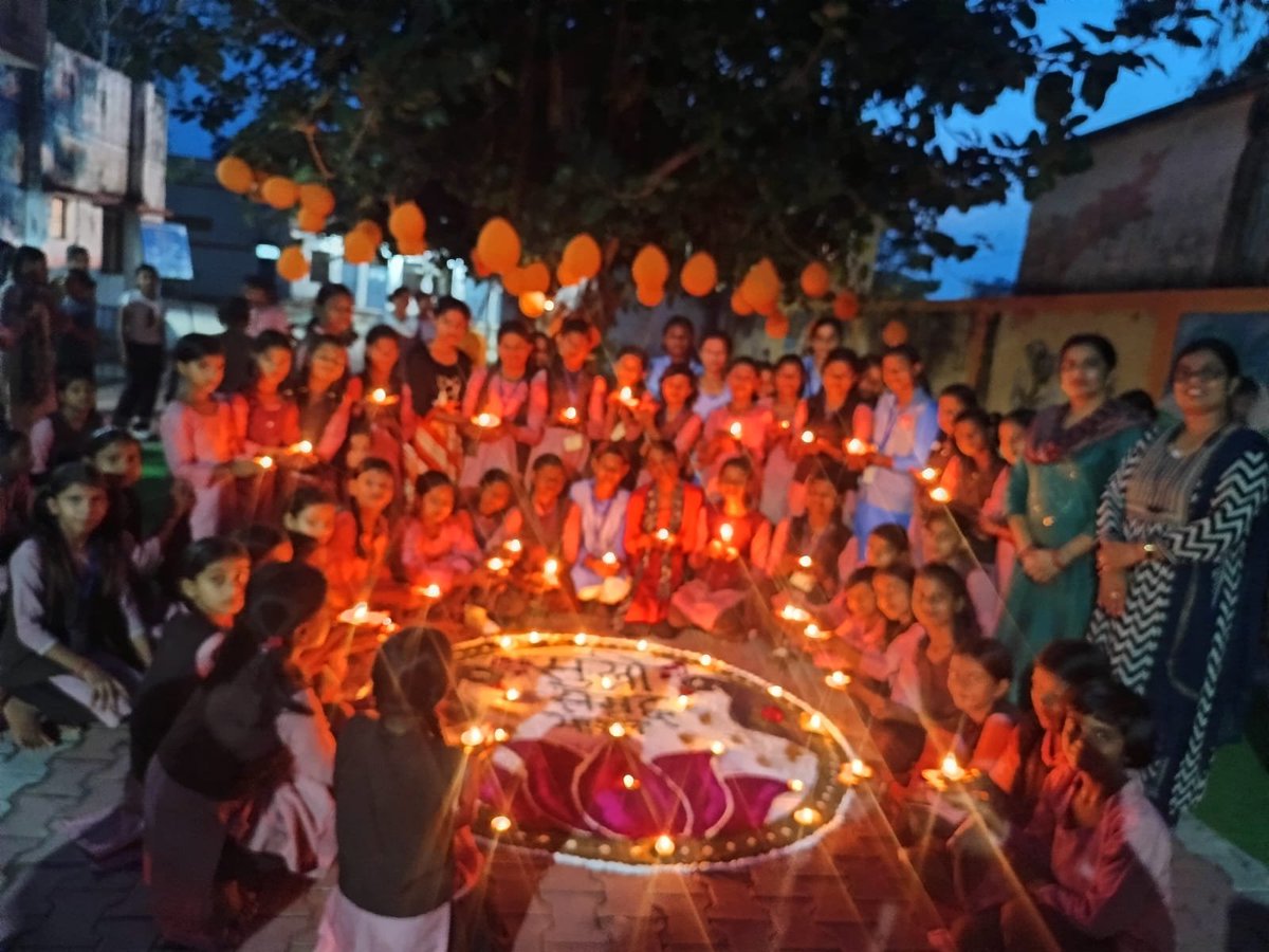 BSA_BIJNOR's tweet photo. जनपद बिजनौर के परिषदीय विद्यालयों में प्रधानमंत्री श्री नरेंद्र मोदी जी के जन्मदिवस के उपलक्ष्य में सेवा संकल्प अभियान के अंतर्गत विद्यार्थियों एवं शिक्षकों द्वारा दीप प्रज्वलित कर शुभकामनाएँ एवं मंगलकामनाएँ व्यक्त की गईं।
सेवा, समर्पण और जनकल्याण की भावना से प्रज्वलित ये दीप आशीर्वाद, सद्भाव और उज्ज्वल भविष्य का संदेश दे रहे हैं। ✨
#आशीर्वाद_का_दीया #सेवा_संकल्प_अभियान #बिजनौर_बेसिक_शिक्षा :::