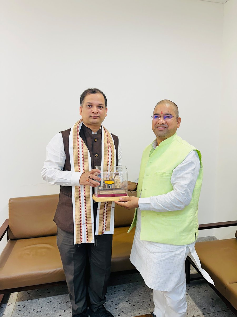Ramesh_Gariya's tweet photo. भारतीय जनता पार्टी  राष्ट्रीय कार्यालय दिल्ली में, मेरे परम मित्र व भाई भाजपा के  नव नियुक्त राष्ट्रीय सचिव आदरणीय डाo @swadesh171 से भेंट कर बधाई एवं शुभकामनाएं प्रेषित की,
इस अवसर पर कई सामाजिक व समसामयिक विषयों पर विस्तार से चर्चा हुई
 Narendra Modi  Nitin Nabin https://t.co/93VBX92din