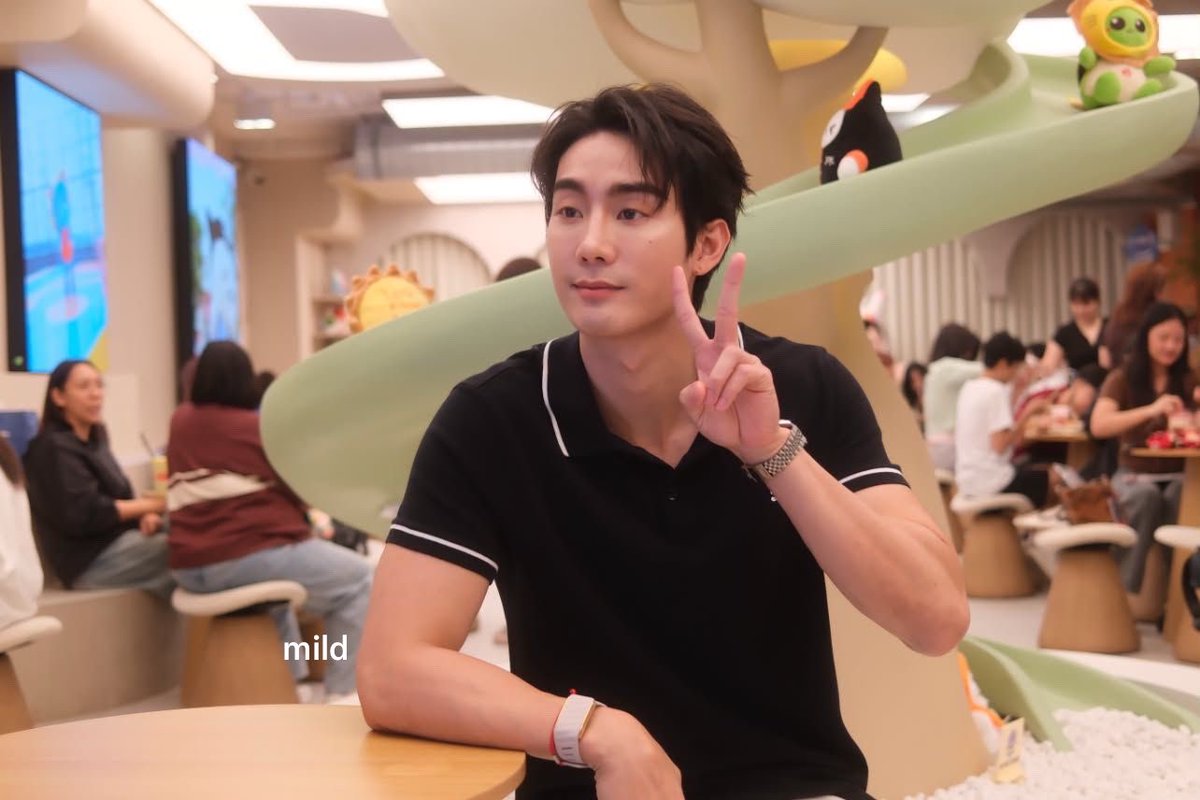 yaimaisilk's tweet photo. คนที่มาติ่งเพราะสายรหัสอย่างพ้มมานฟริน
ปป.หล่อมาก จาเปนลมมมม รอบก่อนเจอนลบ.ข้างล่างตอนมาซื้อของ รอบนี้เจอปป. พ้มอยู่ม่ายหวาย มีความสุขอ่าจิ 🦊🍅 #fforce_
📸 @MildPWJJ https://t.co/uXKkjRHo27