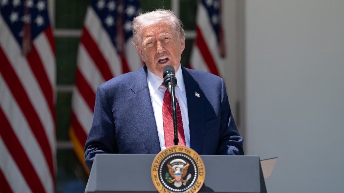 ElFinanciero_Mx's tweet photo. Donald Trump asegura que va por políticos mexicanos que ‘ayuden’ a cárteles 

https://t.co/n2PKKGvglV https://t.co/ACsQELUYzw