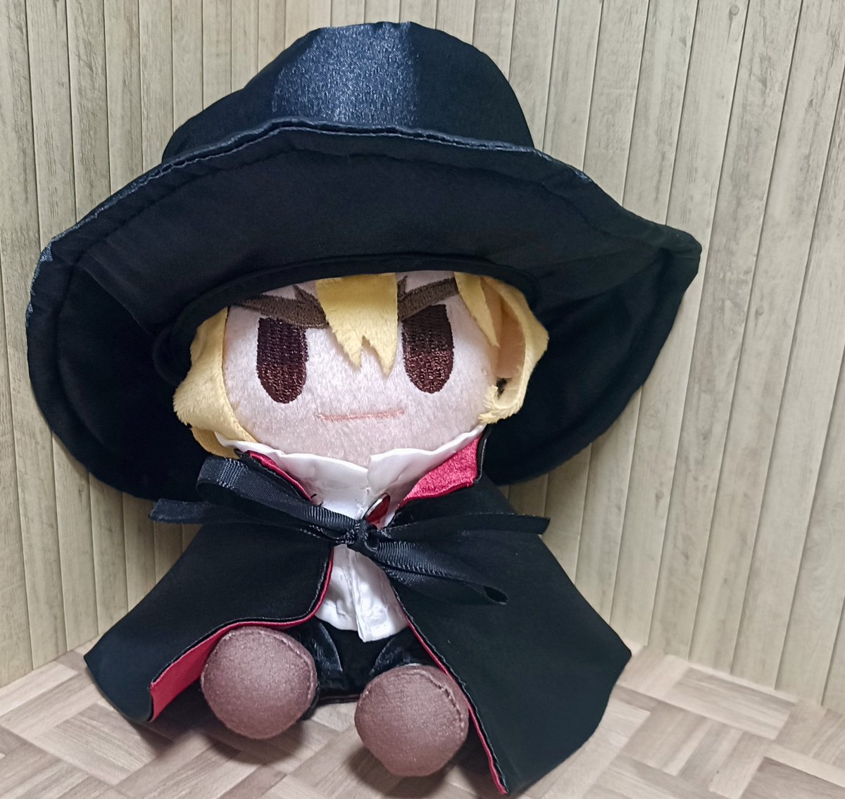 ebi_dcst's tweet photo. 3coinsの「ぬい服ドラキュラ：M｣がセガプライズのミニぬいぐるみにジャストサイズだった！
ハロウィンコラボカフェの龍水衣装っぽくてよき🎃
ちょっと手を加えて連れていこう！ https://t.co/zsjwLbSHao