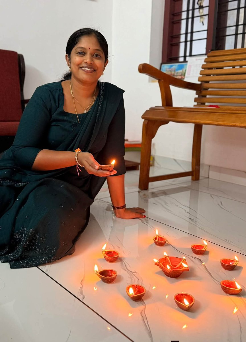 BJMM4Kerala's tweet photo. പ്രധാനമന്ത്രി ശ്രീ നരേന്ദ്രമോദിജിയുടെ ജന്മദിനത്തിൽ, അദ്ദേഹത്തിന്റെ ആയുരാരോഗ്യത്തിനും ദീർഘായുസ്സിനുമായി പ്രാർത്ഥിച്ച് ബിജെപി മഹിളാ മോർച്ച സംസ്ഥാന അധ്യക്ഷ ശ്രീ നവ്യ ഹരിദാസ് @NavyaHaridas  ‘ആശിർവാദ് കാ ദിയ’ ദീപം തെളിയിച്ചു. 

#AshirwadKaDiya
#SevaSankalpAbhiyan https://t.co/5R4Hd53WTH