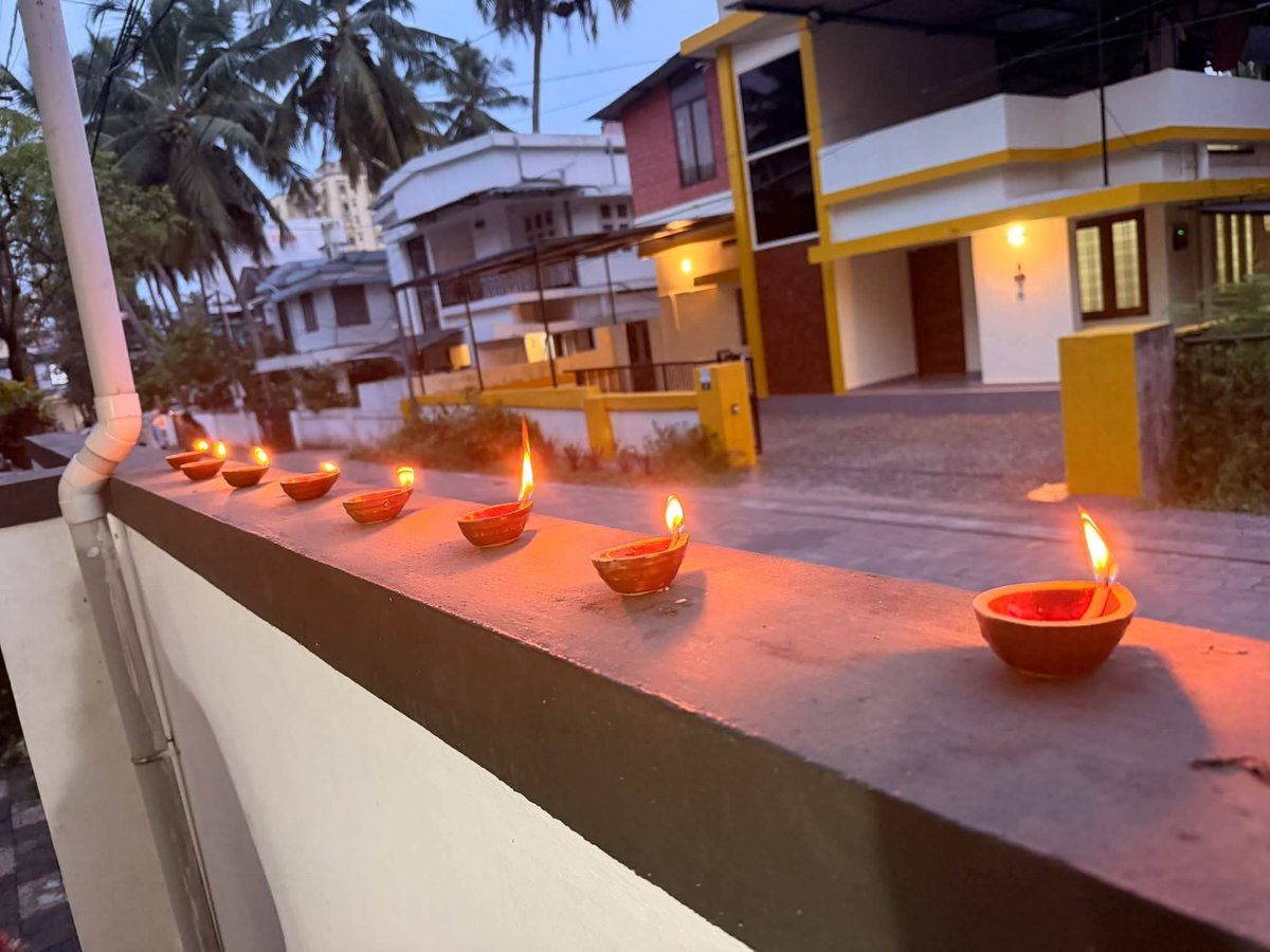 BJMM4Kerala's tweet photo. പ്രധാനമന്ത്രി ശ്രീ നരേന്ദ്രമോദിജിയുടെ ജന്മദിനത്തിൽ, അദ്ദേഹത്തിന്റെ ആയുരാരോഗ്യത്തിനും ദീർഘായുസ്സിനുമായി പ്രാർത്ഥിച്ച് ബിജെപി മഹിളാ മോർച്ച സംസ്ഥാന അധ്യക്ഷ ശ്രീ നവ്യ ഹരിദാസ് @NavyaHaridas  ‘ആശിർവാദ് കാ ദിയ’ ദീപം തെളിയിച്ചു. 

#AshirwadKaDiya
#SevaSankalpAbhiyan https://t.co/5R4Hd53WTH
