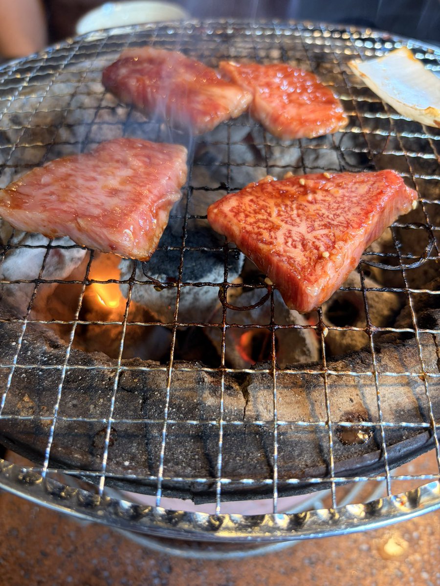 ukonkon48's tweet photo. 焼肉焼いても家焼くな
今夜は焼肉食べてきた〜
めっちゃ美味かった https://t.co/x02khK0QqB