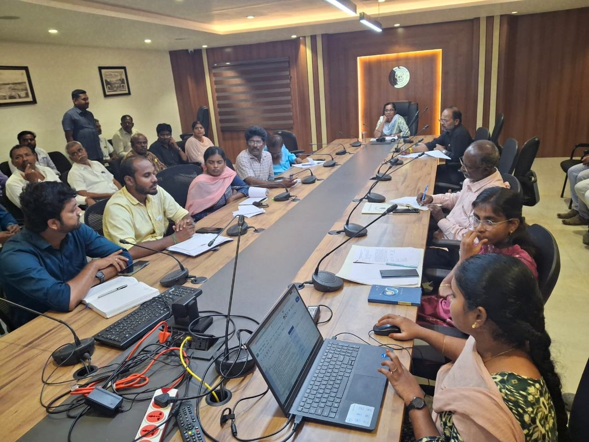Tutycorp's tweet photo. தூத்துக்குடி மாநகராட்சி பகுதிகளில் நடைபெற்று வரும் திட்டபணிகள் குறித்ததான ஆய்வு கூட்டம் மாநகராட்சி ஆணையர் திருமதி சி.ப்ரியங்கா இ.ஆ.ப அவர்கள்  தலைமையில் நடைபெற்றது. ஆய்வுக் கூட்டத்தில் செயற் பொறியாளர்,பொறியற் பிரிவு சார்ந்த அலுவலர்கள், ஒப்பந்ததாரர்கள்,��ணியாளர்கள் கலந்து கொண்டனர். https://t.co/ZwyzXbBYcW