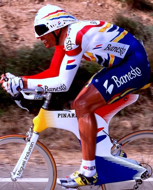 jescrihuela's tweet photo. 🚵‍♂️Vuelta '96: Indurain contra la ONCE

Tal día como hoy, un 17 de septiembre de hace 30 años, se disputaba la primera CRI de aquella edición: 46 km entre El Tiemblo y Ávila.

Ya sabemos que Indurain venía a LaVuelta obligado. Él no quería disputarla pero le forzaron a correr.

Cansado, tanto física como animícamente, el pentacampeón del Tour mantuvo el interés de la ronda española con su participación durante aquellas diez primeras etapas.

Pero Indurain no estaba bien y ya daba muestras de ello en la contrarreloj de Ávila.

Es evidente que si Miguel hubiera estado motivado y en forma habría empezado a marcar diferencias en su terreno y en su especialidad.

Indurain, aún y así, aguantó el tipo, porque era el más grande.
 
En esta cronometrada, que todos esperábamos con ganas para ver el nivel de nuestro Gigante, se hizo con una gran victoria uno de sus grandes y viejos rivales: Tony Rominger.

Fue un primer y claro síntoma.

Otro suizo, Álex Zulle, estuvo a punto de arrebatarle la victoria quedando a tan sólo 2" de Rominger.

Miguel, a pesar de todo, quedaba 3º a 27".

Mauri (a 1'50") y Jalabert (1'52") quedaban lejos de los tres primeros puestos, pero esto no impidió que la jornada fuera una gran fiesta de la ONCE porque Zulle se vestía de amarillo.

De esta forma, Indurain quedaba 2º en la General a 1'04" del suizo, pero rodeado de "amarillos": Jalabert a 1'15", Mauri a 1'51" y Stephens a 2'37".

Era Indurain contra la ONCE, pero si en la contrarreloj no llegó a establecer diferencias, tampoco podíamos pedir que las recuperase en la montaña, aunque esa fuese nuestra esperanza.

Pero eso sería otra historia.