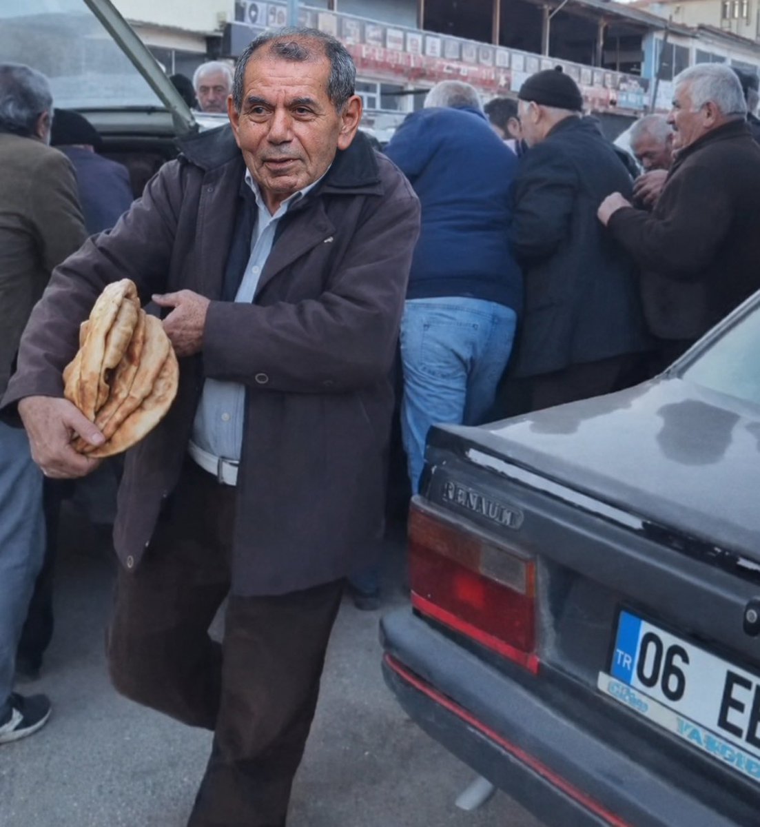 aliacar_'s tweet photo. Dursun adamı kulübe davet etmiş. https://t.co/Wi7hYTRl8e