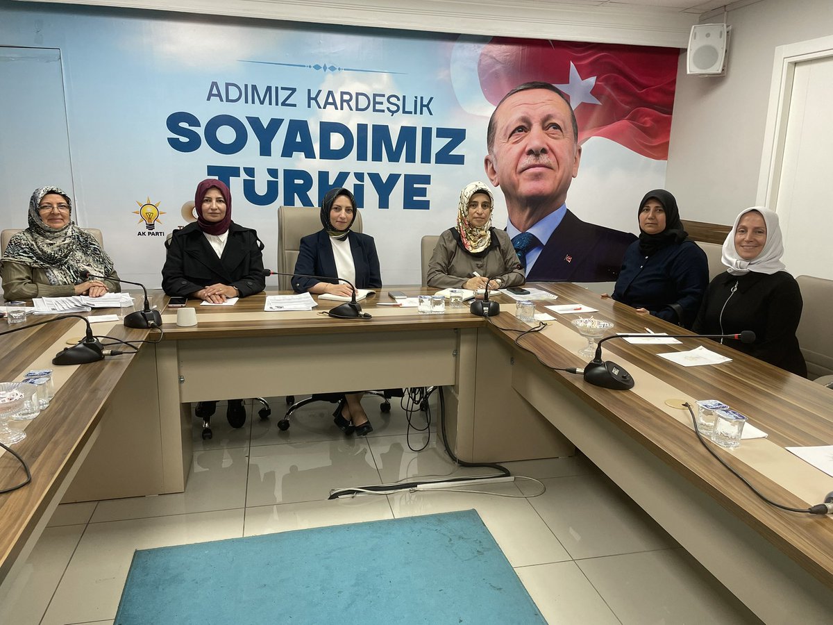 akkadinumraniye's tweet photo. 1. Bölge Teşkilat Başkanımız @ayse_guven61 , İl Koordinatörümüz Esma Okutan ve Başkanımız @arifegumus25 ün başkanlığında, mahalle başkanlarımızla istişare toplantımızı gerçekleştirdik.

Mahallelerimizdeki çalışmalarımızı değerlendirerek, önümüzdeki döneme ilişkin istişarelerde bulunduk. Birlik ve beraberlik içerisinde çalışmalarımıza devam ediyoruz.