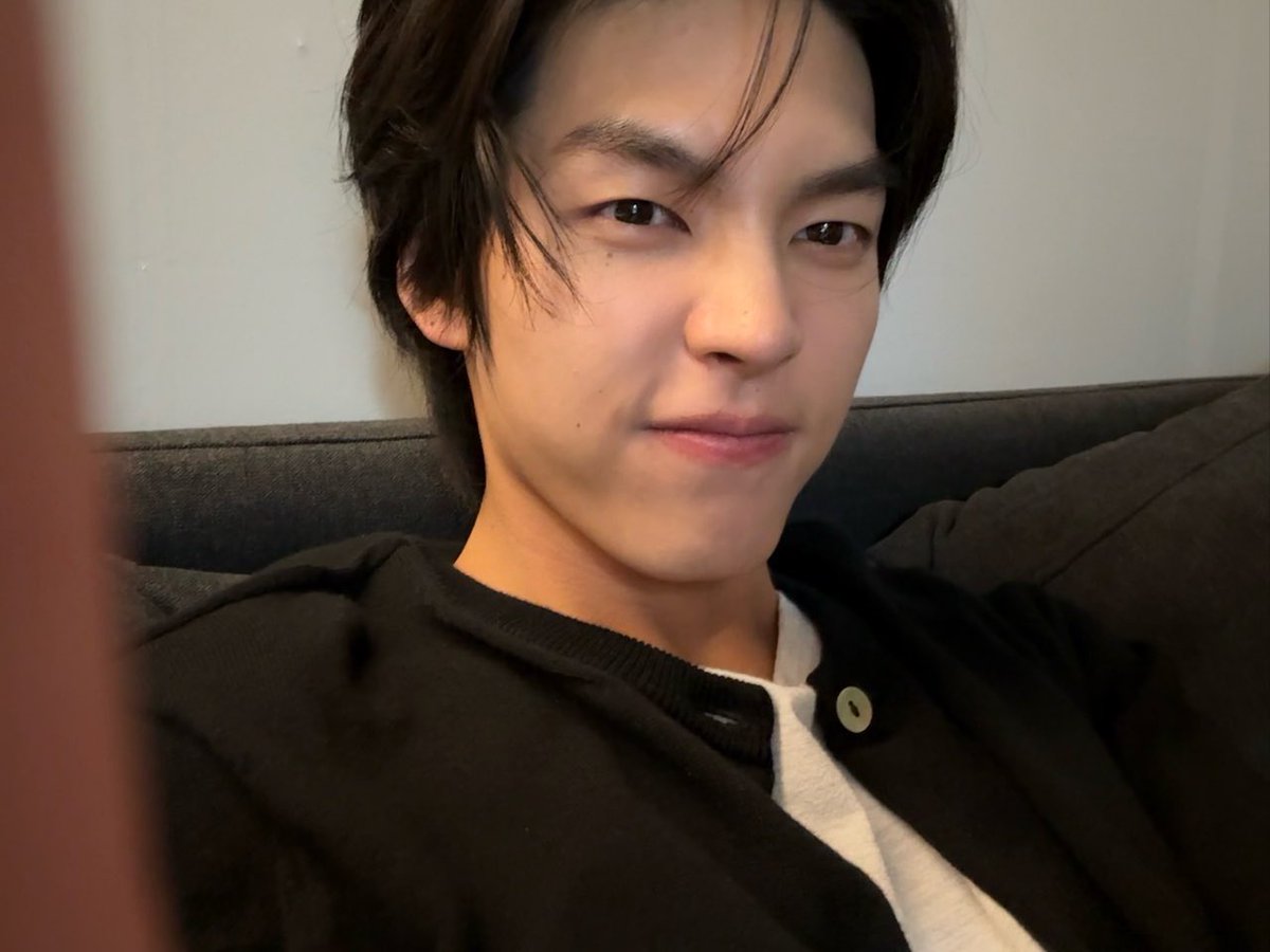 oFJ1o1's tweet photo. 아미친!!! 
박윤호 필승각도 가로셀카들고 등장하심 꺜 💕💕 https://t.co/6LQ4ku082Q