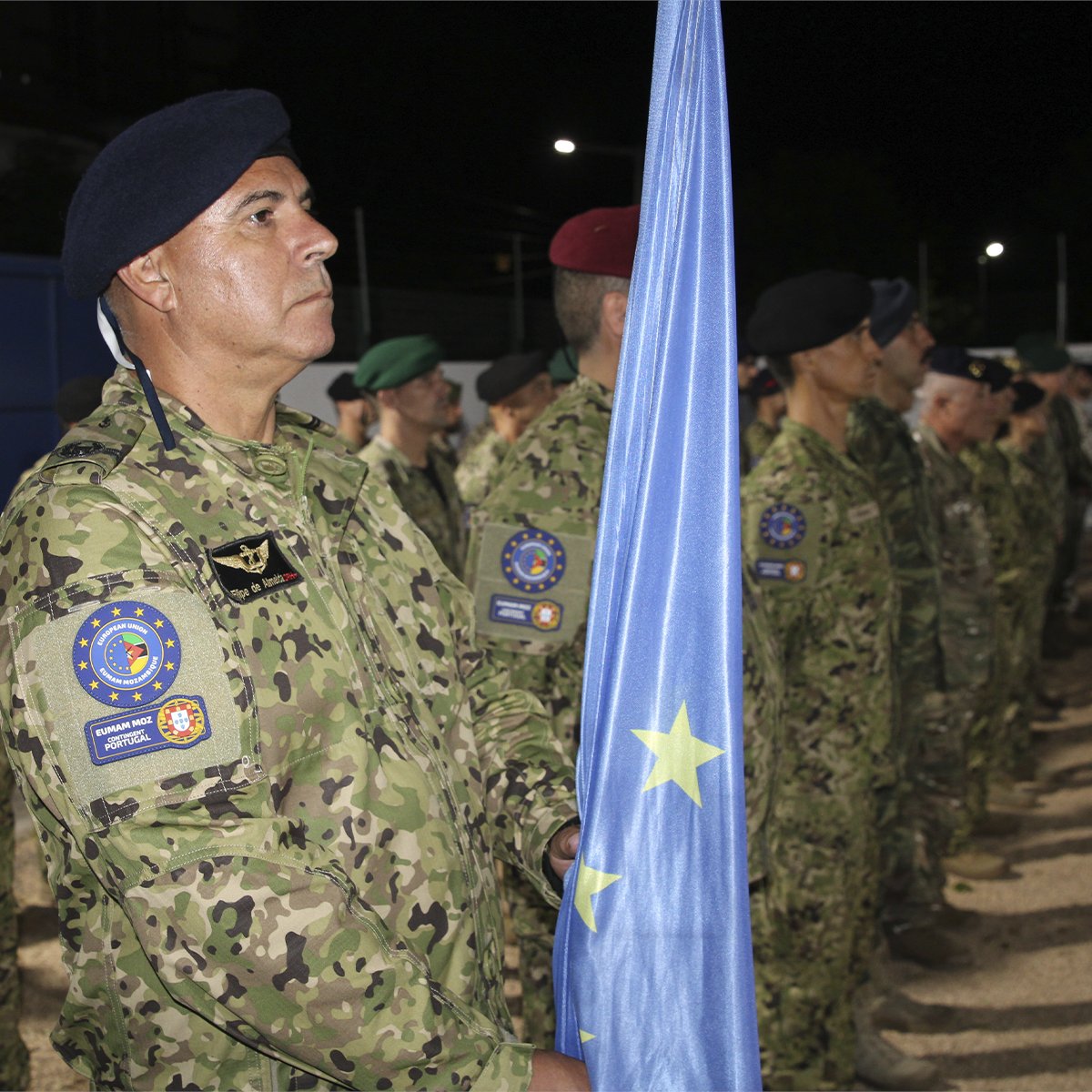 emgfa_oficial's tweet photo. O Brigadeiro-General Sérgio Estrela assumiu, no dia 14 de setembro, em Maputo, o comando da Força da Missão de Assistência Militar da União Europeia em Moçambique, sucedendo ao Comodoro César Pires Correia 📜

🔗Mais em https://t.co/7JSk79lIq0

#ForçasArmadasPortuguesas https://t.co/CZ8qfI3u5M