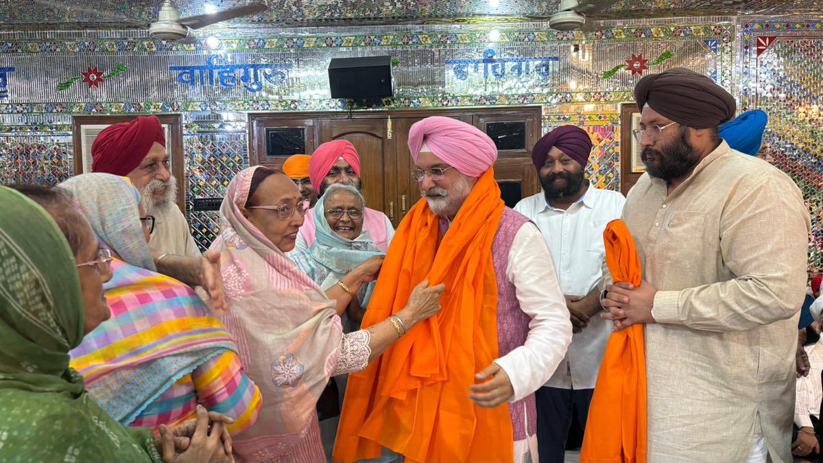 LtGovDelhi's tweet photo. Offered prayers at historic Gurdwara Yahiyaganj Sahib in Lucknow today and was deeply touched by the warmth of the local Sikh community.

A revered centre of faith and seva, blessed by the Charan Chhoh of Guru Tegh Bahadur Ji and preserving the original handwritten sacred scriptures of Guru Gobind Singh Ji.

Reflected on the life and legacy of Sardar Teja Singh Samundri Ji and his pioneering role in the Gurdwara Reform Movement.

Prayed for peace, progress and the well-being of all.

Waheguru Ji Ka Khalsa, Waheguru Ji Ki Fateh! 🙏🏼