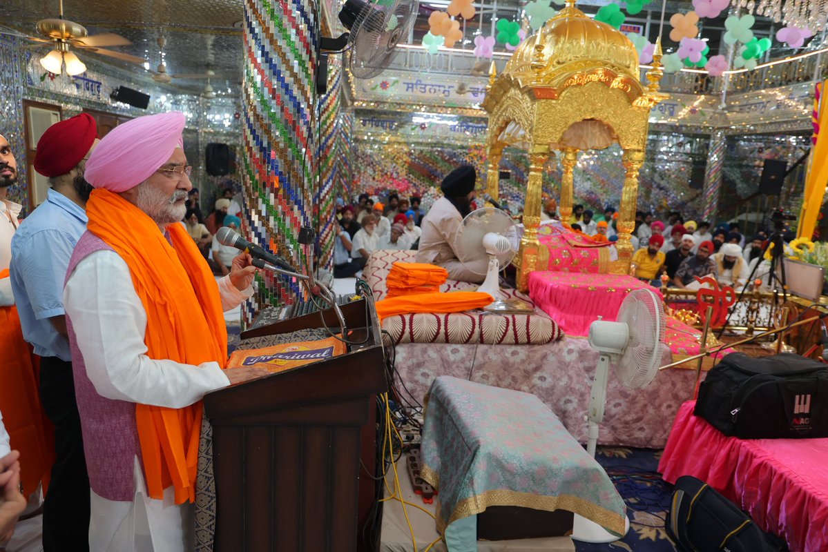 LtGovDelhi's tweet photo. Offered prayers at historic Gurdwara Yahiyaganj Sahib in Lucknow today and was deeply touched by the warmth of the local Sikh community.

A revered centre of faith and seva, blessed by the Charan Chhoh of Guru Tegh Bahadur Ji and preserving the original handwritten sacred scriptures of Guru Gobind Singh Ji.

Reflected on the life and legacy of Sardar Teja Singh Samundri Ji and his pioneering role in the Gurdwara Reform Movement.

Prayed for peace, progress and the well-being of all.

Waheguru Ji Ka Khalsa, Waheguru Ji Ki Fateh! 🙏🏼