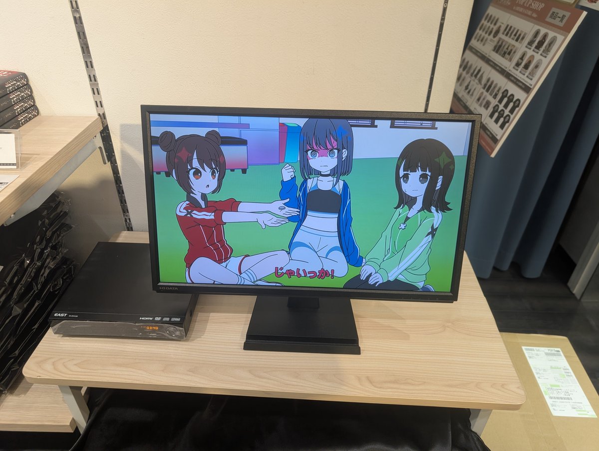 izuna_concon's tweet photo. ネガハピのポップアップ行ってきたー
色々あって最終日になっちゃったけど……
アヤセさんのサイン貰えたし、ユウヒのタトゥーも貰えたしハッピィ
あと店内で流れてたアニメがちょうど好きな回で嬉しい！右左どーっちだ
 #ネガハピ
 #ネガティヴハッピィ https://t.co/DcyYbqOldJ