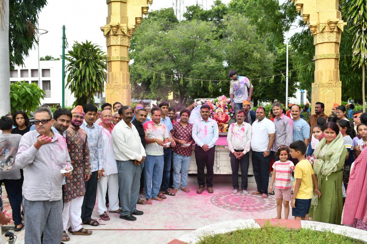 pksingh_iffco's tweet photo. गणपति बप्पा मोरया, अगले बरस तू जल्दी आ! 🙏🌺

इफको कस्तूरीनगर मंदिर में सभी निवासियों ने श्रद्धा, उमंग एवं उत्साह के साथ गणेश विसर्जन उत्सव मनाया। बप्पा की विदाई ने सभी को भक्ति और एकता के सूत्र में बाँध दिया।

विघ्नहर्ता श्री गणेश इफको कलोल इकाई के सभी प्रत्यक्ष एवं अप्रत्यक्ष कर्मचारियों और उनके परिवारों पर अपनी कृपा बनाए रखें। सभी को स्वास्थ्य, सुख, समृद्धि एवं सुरक्षित जीवन का आशीर्वाद दें तथा हमारे सामूहिक प्रयासों को नई सफलताओं की ओर अग्रसर करें। 🌸

#गणेशविसर्जन #गणपतिबप्पामोरया #IFFCO #IFFCOKalol