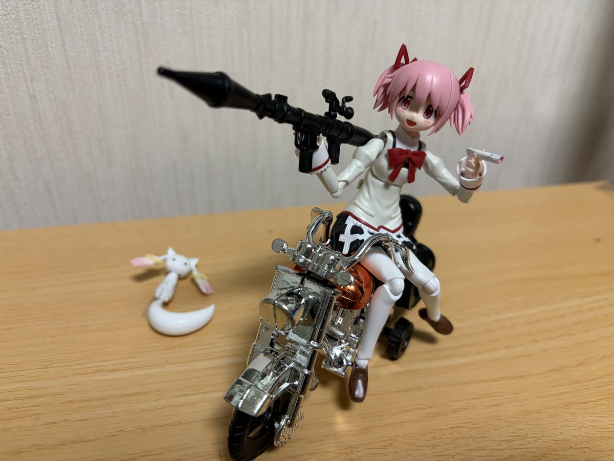 yukkKkkkd's tweet photo. このバイクとロケラン100均で買えるのエグい https://t.co/1XoQ7npYHH