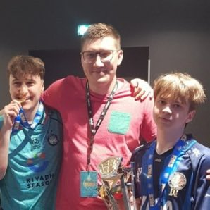pursuit7ggz's tweet photo. Let's be honest..  

Who is the BETTER Fortnite coach? 🤔 https://t.co/RFVCChNbwU