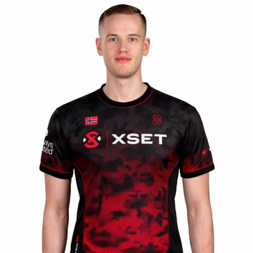 pursuit7ggz's tweet photo. Let's be honest..  

Who is the BETTER Fortnite coach? 🤔 https://t.co/RFVCChNbwU