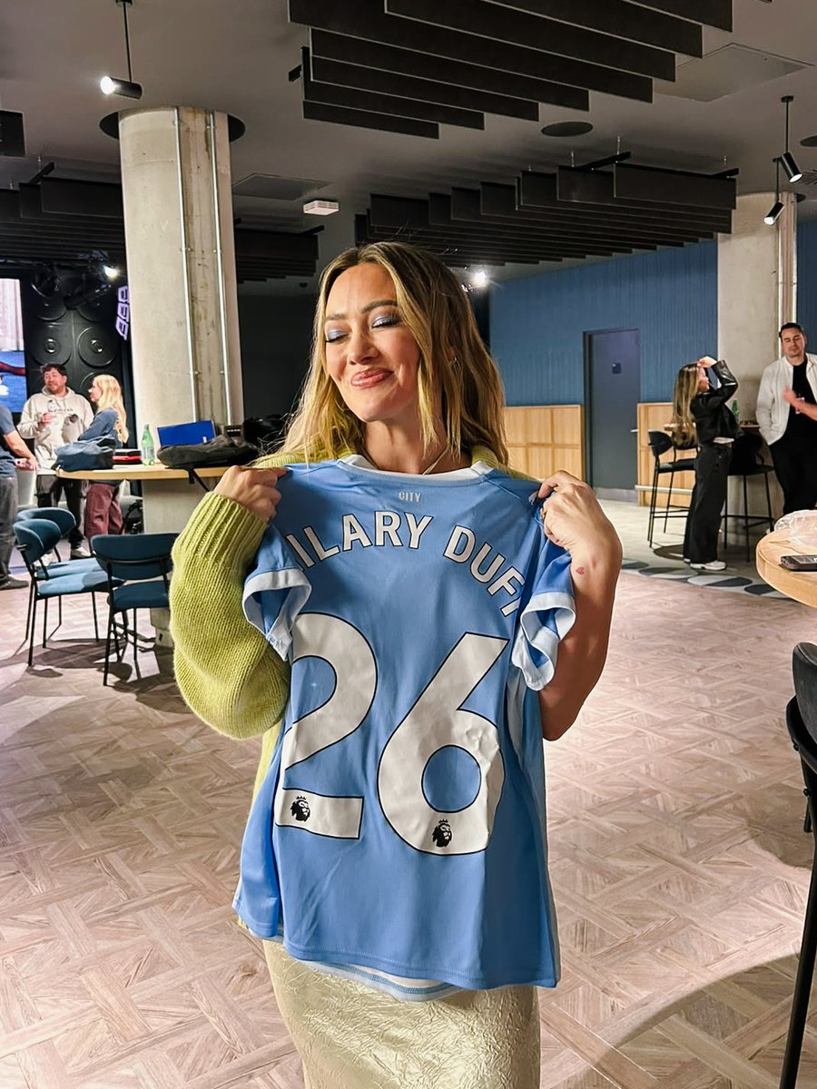 ManCity's tweet photo. 🎤🩵🤩

@HilaryDuff 💫 https://t.co/7J4DbZVYFT