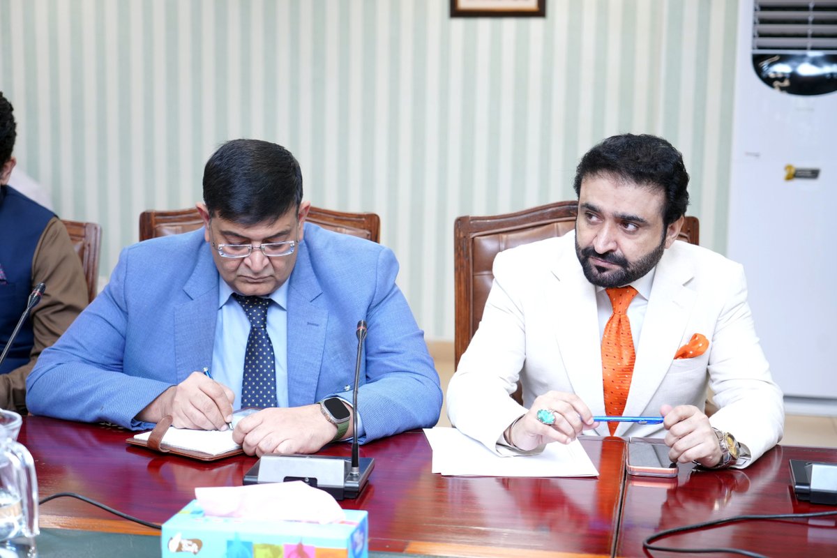 KamalMQM's tweet photo. وفاقی وزیرِ صحت سید مصطفیٰ کمال کی زیرِ صدارت اجلاس میں وزارت کے ماتحت اداروں میں فائر سیفٹی اور ہیلتھ، سیفٹی اینڈ انوائرمنٹ (HSE) آڈٹ کے حوالے سے تفصیلی بریفنگ دی گئی۔ اجلاس میں اداروں میں حفاظتی انتظامات، فائر سیفٹی اقدامات اور HSE معیارات پر عمل درآمد کا جائزہ لیا گیا۔ وفاقی وزیر نے متعلقہ حکام کو حفاظتی اقدامات مزید مؤثر بنانے اور آڈٹ کی سفارشات پر بروقت عمل درآمد یقینی بنانے کی ہدایت کی۔

#MustafaKamal #HealthMinister #HSE #HealthAndSafety #FireSafety #WorkplaceSafety #Pakistan

@WHO @UNICEF @Gavi @GatesFoundation @GovtofPakistan