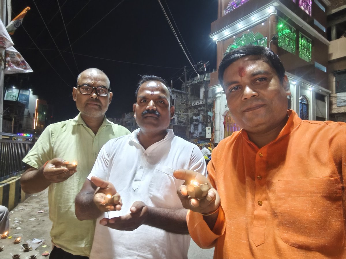 DipakKumarBJP's tweet photo. विश्व के सबसे लोकप्रिय एवं देश के यशस्वी प्रधानमंत्री आदरणीय श्री नरेंद्र मोदी जी के 76वें जन्मदिन पर जहानाबाद के अरवल मोड़ श्री हनुमान मंदीर के पास आम जनता के साथ "आशीर्वाद का दिया" जलाकर उनके लंबे और स्वस्थ जीवन की कामना किया  !

#हैप्पी_बर्थ_डे_मोदी_जी https://t.co/cEc3lc3cBX