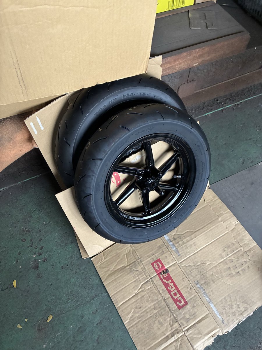 hakuro_400r's tweet photo. #nsr50 
#nsr80
#NSR
#Nチビ
#2スト
＃原付
画像見てたらダメな所を見つけて再アップします。
フロントフォークOH，キャリパーOH
ステムベアリング交換，タイヤ交換
前後ベアリング交換，リアサス新品
フレーム塗装が終わったのでサクッと組みます。 https://t.co/7isypJ4Ujq