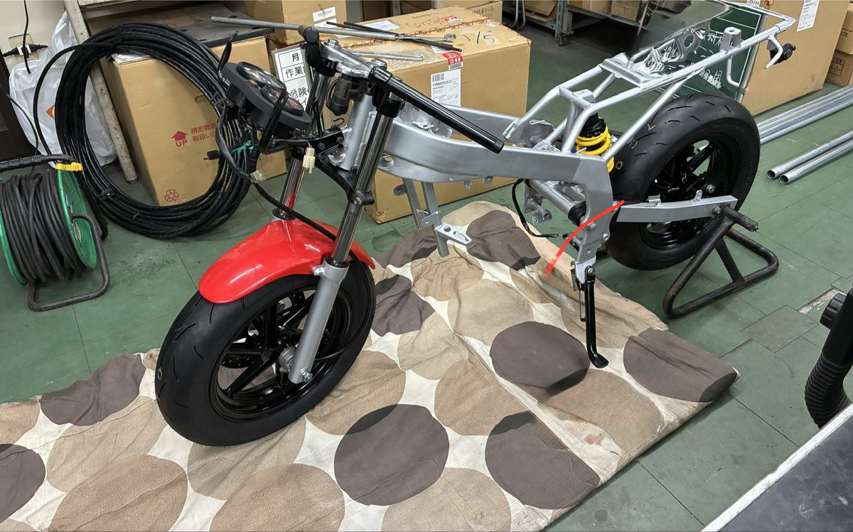 hakuro_400r's tweet photo. #nsr50 
#nsr80
#NSR
#Nチビ
#2スト
＃原付
画像見てたらダメな所を見つけて再アップします。
フロントフォークOH，キャリパーOH
ステムベアリング交換，タイヤ交換
前後ベアリング交換，リアサス新品
フレーム塗装が終わったのでサクッと組みます。 https://t.co/7isypJ4Ujq