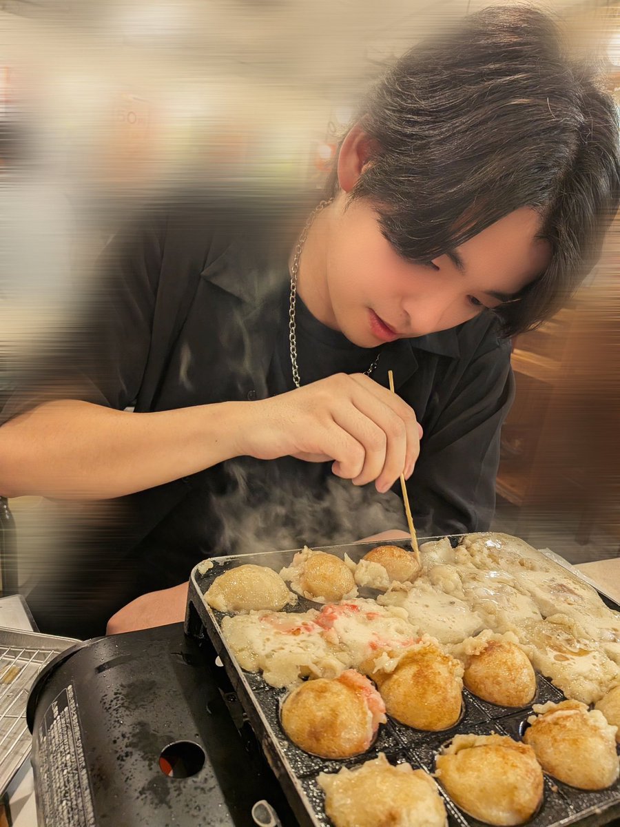 hatakake_0506's tweet photo. お疲れ様ですっ！

マネージャーさんと飲んだ時に撮ってもらったやつです📸
たこ焼き頑張って作ってます🐙
ちょっとお酒飲んでて頬が赤い…恥ずかしい🫣笑
皆さんのたこ焼きに入れる具材でオススメありますか？？

ゆっくり休みましょう〜！
いい夢を✨
おやすみなさい💤🌙 https://t.co/aczoEeOq39